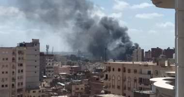 صور وفيديو لحريق مصنع الملح والصودا فى محرم بك بالإسكندرية