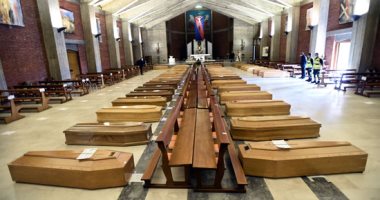‫مشهد مؤلم فى إيطاليا.. توابيت ضحايا وباء كورونا داخل كنيسة قبل دفنها