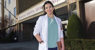 بطلة فى مواجهة كورونا.. إشادة عالمية بطبيبة مصرية لمساهمتها بمستشفى بروكلين