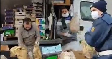 فيديو.. مصريون يتطوعون بتجهيز وجبات غذائية مجانا للمحتاجين بشمال إيطاليا
