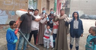 بالكمامة الجوانتى.. حملة شبابية بقرية الرحمانية لتطهير الكنائس والمساجد والشوارع بقنا