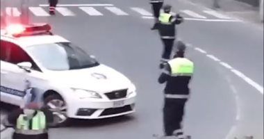 فيديو.. الشرطة الإسبانية تنشر المرح على أغنية "بيبى شارك" بسبب تفشى كورونا