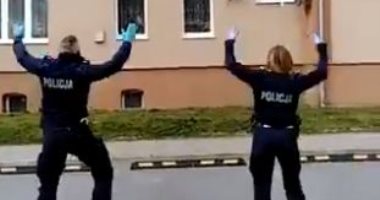 على صوت الموسيقى..شرطة بولندا ترفه عن الأهالى بالرقص أمام شرفات منازلهم..فيديو