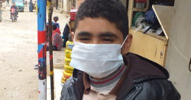 بالجوانتى والكمامة.. "محمد" من المنيا يشارك فى مبادرة الوقاية من كورورنا
