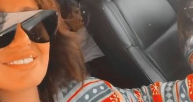 صور جديدة لحلا شيحة فى نزهة مع ابنتها بالسيارة وتتحدى كورونا.. فيديو