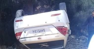 إصابة مواطن وزوجته فى إنقلاب سيارة بترعة جانبية أمام قرية طفنيس بالأقصر