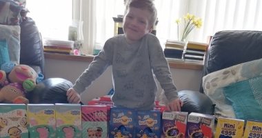 طفل بريطانى يتبرع بـ70 بيضة من الشيكولاتة لأطباء وممرضات كورونا.. صور