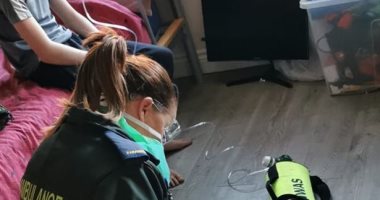 صرخات سيدة إنجليزية لتحذير الآباء بعد إصابة ابنها 12 عاما بفيروس كورونا.. فيديو
