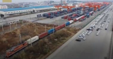 الصين ترسل امدادات طبية إلى أوروبا عبر قطارات شحن عملاقة.. فيديو