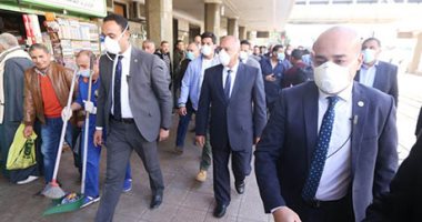 فيديو وصور.. وزير النقل يتابع تعقيم القطارات ويطالب الركاب بعدم الخروج إلا بالضرورة