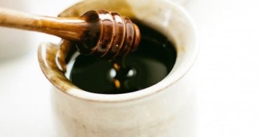 4 وصفات طبيعة من العسل الأسود للعناية بالشعر التالف 