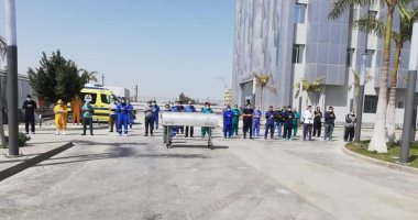 أطباء مستشفى العزل بالإسماعيلية يصلون صلاة الجنازة على الدكتور أحمد اللواح.. صور