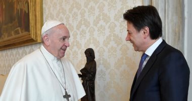 صور.. البابا فرنسيس يلتقى رئيس وزراء إيطاليا بالفاتيكان لبحث أزمة كورونا