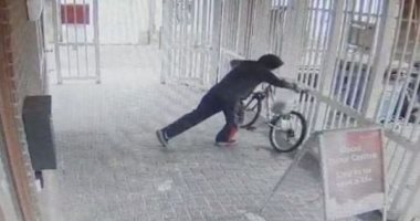استغل هدوء الشارع.. لص يسرق دراجة لموظفة خلال عملها ضمن فريق مكافحة كورونا