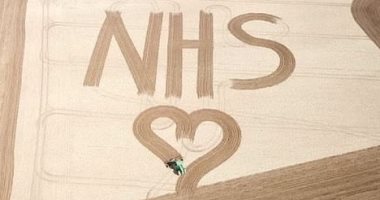 مزارع بريطانى يحرث شكل قلب على مساحة 20 فدانا للأطباء تحية لهم...صور