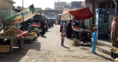 صور.. نقل الباعة الجائلين من شوارع مدينة إطسا وتجهيز منطقة الصهريج لهم