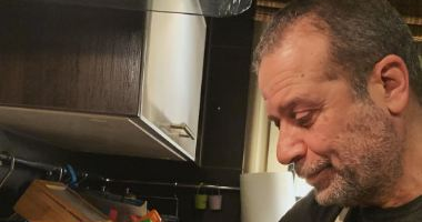فيديو.. شريف منير يشارك الجمهور إنجازاته فى المطبخ أثناء العزل المنزلى