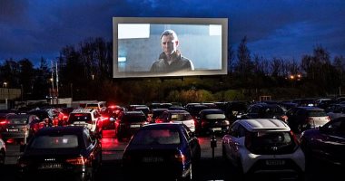 الترفيه عن بعد.. المئات يشاهدون أفلام السينما بالشارع فى ألمانيا.. صور