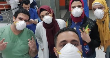 فيديو وصور.. مستشفى العجمى تحتفل بتعافى أحد المصابين بفيروس كورونا