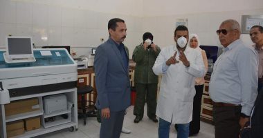 محافظ الوادي الجديد يتابع تركيب كابينة الأمان لإجراء تحاليل الفيروس بمستشفى الحميات (صور )