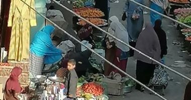 قارىء يشكو من ازدحام سوق قرية مجيريا بأشمون رغم قرارات اغلاق الأسواق