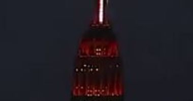 إضاءة ناطحة سحاب فى نيويورك باللون الأحمر لدعم المسعفين بمواجهة كورونا