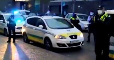 دورية شرطة إسبانية تتوقف أمام مستشفى مدينة جيرونا لتحية الأطباء.. فيديو