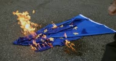 إيطاليون يحرقون علم الاتحاد الأوروبى بعد تخليه عنهم فى أزمة كورونا.. فيديو