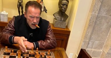 "صور" سيجارة وشطرنج ورفع أثقال.. هكذا يقضى أرنولد شوارزينجر فترة الحجر الصحى