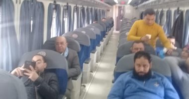 السكة الحديد تصور قطارين بخطى الصعيد والإسكندرية: العربات غير مزدحمة