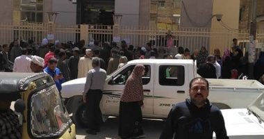 قارئ يطالب حل مشكلة تكدس المواطنين أمام البنوك بطهطا فى سوهاج