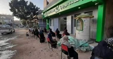 "تكاتف الشباب"يمنع تزاحم المواطنين أمام مكتب بريد قرية الطود بالبحيرة 