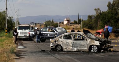 حرب شوارع مع عصابة مسلحة وسط المكسيك وحرق السيارات وإطلاق نار 