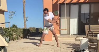 رامى عاشور يحارب الذباب بمضرب الاسكواش بعد توقف النشاط الرياضى