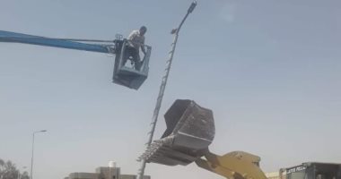 صور.. صيانة أعمدة الإنارة وتغيير الكشافات بمدينة رأس غارب 