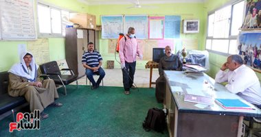 مدير ومعلمو مدرسة "كفر عمار" في العياط يعقمون الفصول بأنفسهم