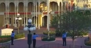 رجال الأمن يرفعون العلم الأمريكى على مدينة والت ديزنى رغم إغلاقها.. فيديو
