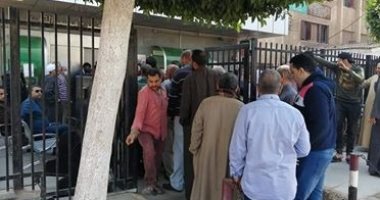 قارىء يشكو تزاحم المواطنين أمام بنك بمدينة منيا القمح بالشرقية