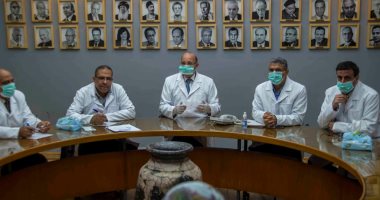 مجلس تحرير "الأهرام" يعقد اجتماعه مرتديا البالطو الأبيض تضامنا مع الأطباء