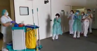شاهد.. تصفيق لعمال النظافة فى أحد المستشفيات الإيطالية