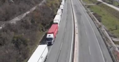 طابور لمئات الشاحنات على الحدود بين اليونان وبلغاريا بسبب كورونا.. فيديو
