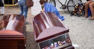  الشرطة في الإكوادور تجمع 150 جثة من الشوارع لضحايا كورونا.. صور 