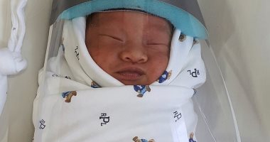 للحماية من كورونا.. وضع قناع واق لطفل حديث الولادة داخل مستشفى بتايلاند