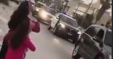الحب والبراءة.. طفلتان تنثران الورود على موكب لقوات الأمن بالأردن (فيديو)