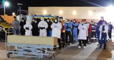 أطباء "النجيلة" يؤدون صلاة الجنازة على جثمان متوفاة بـ"كورونا" قبل نقلها للإسكندرية