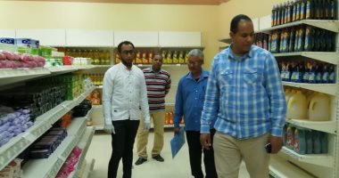 صور.. رئيس مدينة الطود يتفقد المحلات التجارية ومنافذ الخضراوات والمخابز