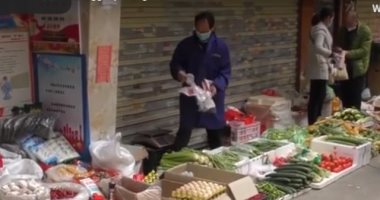 شاهد.. أسواق مدينة ووهان الصينية تستعيد نشاطها بحذر