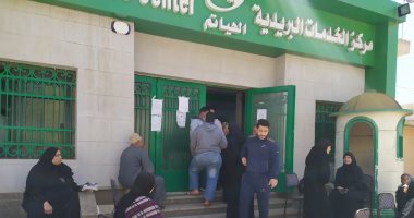 صور.. زحام أهالى قرية الهياتم داخل مكتب البريد رغم وضع كراسى للانتظار
