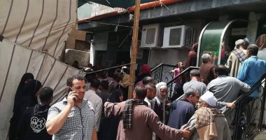تجمعات بالمئات أمام أحد البنوك بجرجا سوهاج رغم التحذيرات .. صور