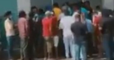 "مش خايفين من كورونا".. طوابير بالمئات أمام أحد البنوك في المالديف.. فيديو